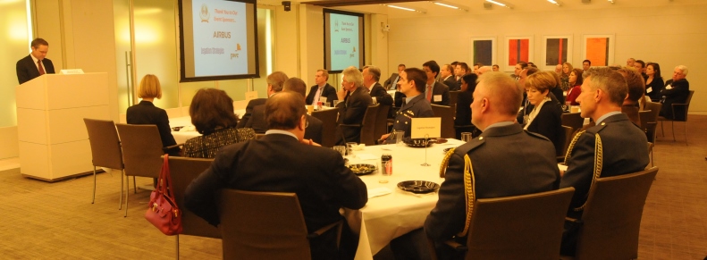 babi-vizhimayutsya-v-kustah-onlayn